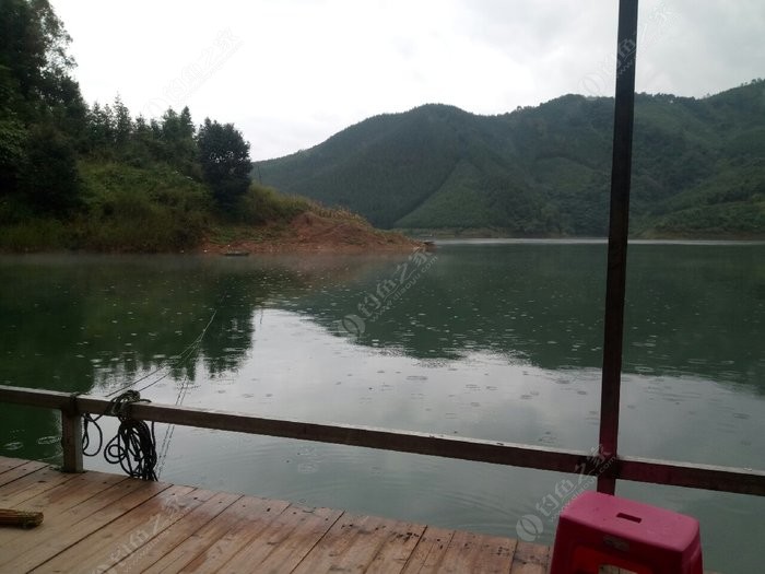 万峰湖钓鱼棚图片