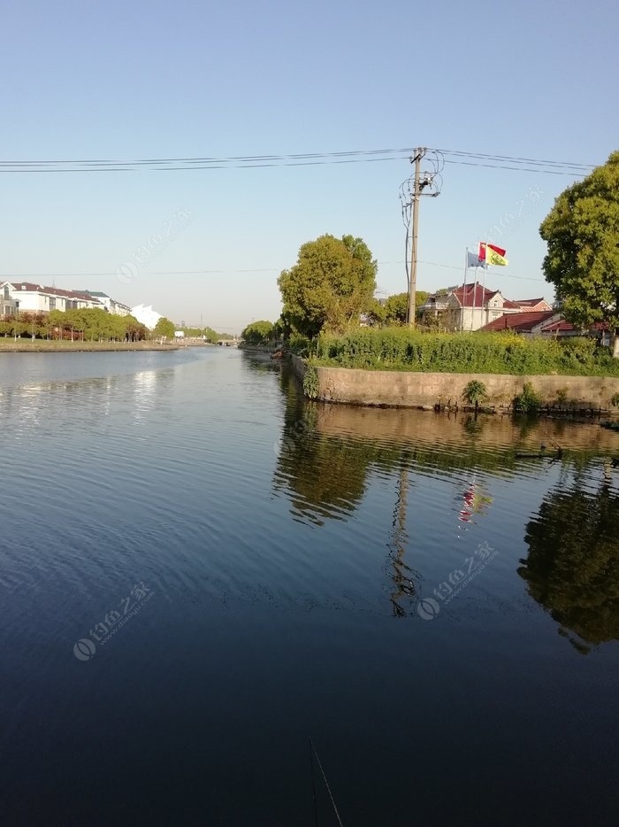 十号一早,跟朋友出钓青浦重固,到钓点七点没到,一番准备开钓,天气晴